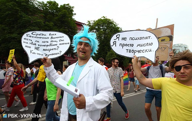 В колонне участников Марша равенства время от времени происходят стычки